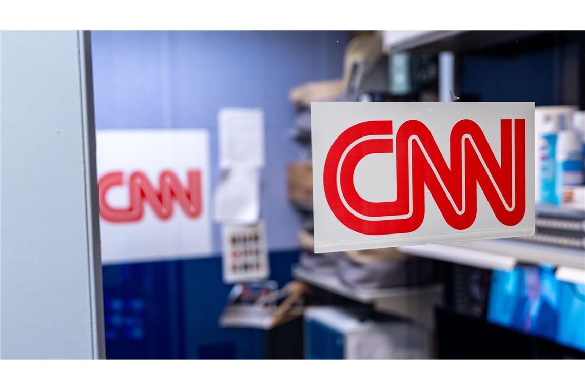 Das Logo des Senders CNN ist am Weißen Haus zu sehen. (zu dpa: «Nach CNN-Rauswurf: TV-Sender schränken Trump-Begleitung ein»)