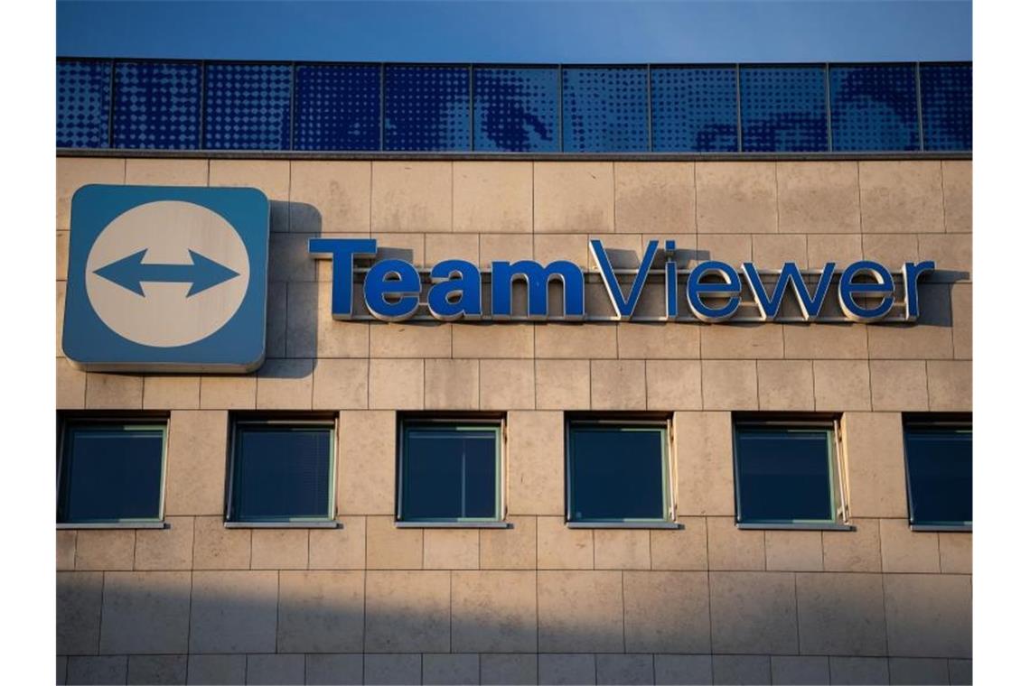 Das Logo des Software-Herstellers Teamviewer an einem Gebäude. Foto: Sebastian Gollnow/Archivbild