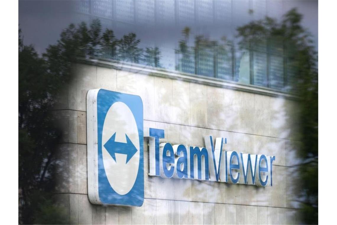 Das Logo des Software-Herstellers Teamviewer ist am Hauptsitz angebracht. Foto: Marijan Murat/dpa/Symbolbild
