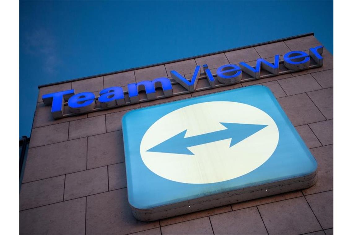Teamviewer: Werbevertrag mit Mercedes-Formel-1-Team Das Logo des Software-Herstellers Teamviewer ist am Hauptsitz angebracht. Foto: Sebastian Gollnow/dpa/Symbolbild