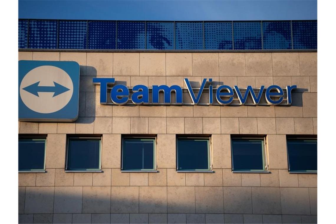 Das Logo des Software-Herstellers Teamviewer ist am Hauptsitz angebracht. Foto: Sebastian Gollnow