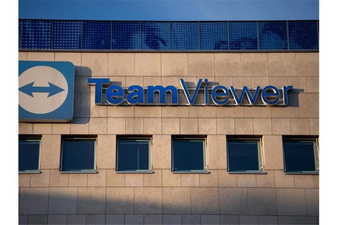 Das Logo des Software-Herstellers Teamviewer ist am Hauptsitz angebracht. Foto: Sebastian Gollnow/Archivbild