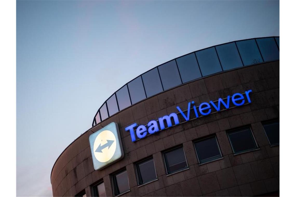 Das Logo des Software-Herstellers Teamviewer ist an einem Gebäude angebracht. Foto: Sebastian Gollnow/dpa/Archivbild