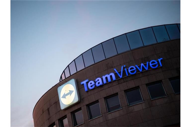 Das Logo des Software-Herstellers Teamviewer ist an einem Gebäude angebracht. Foto: Sebastian Gollnow/dpa/Archivbild