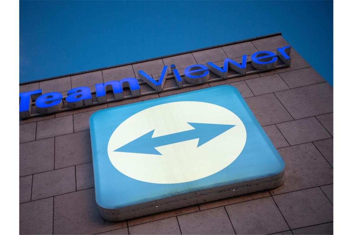 Das Logo des Softwareanbieters Teamviewer ist am Hauptsitz zu sehen. Foto: Sebastian Gollnow/dpa/Archivbild