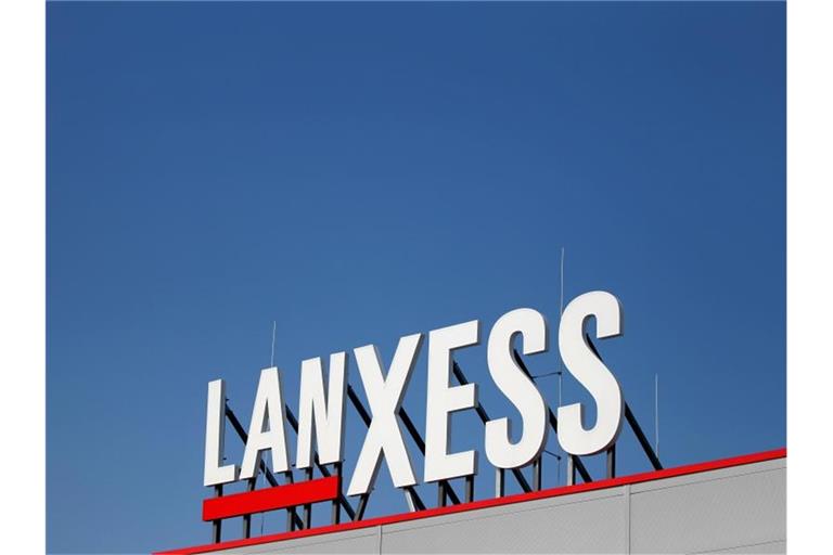 Das Logo des Spezialchemie-Konzerns Lanxess auf dem Dach des Werks für die Produktion von Filtermembranen. Foto: Jan Woitas/dpa-Zentralbild/dpa/Archivbild