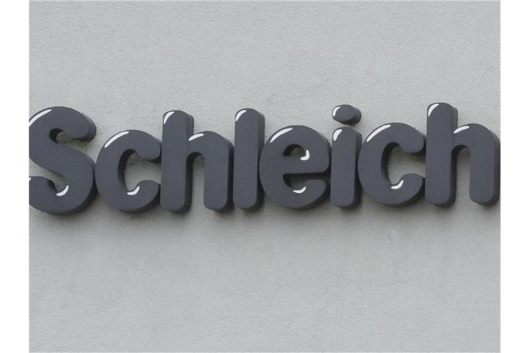 Das Logo des Spielzeugunternehmens Schleich ist am Firmensitz zu sehen. Foto: picture alliance/Franziska Kraufmann/dpa/Archivbild