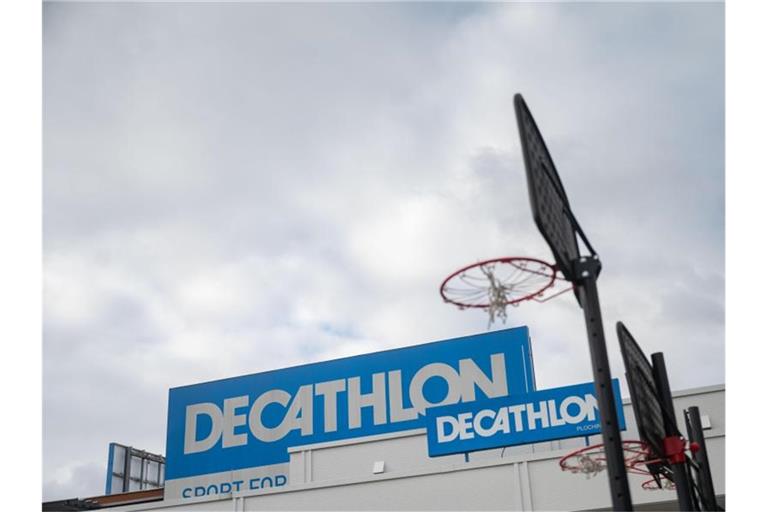 Das Logo des Sportartikelhändlers Decathlon an der an der Deutschland-Zentrale angeschlossenen Filiale in Plochingen. Foto: Marijan Murat/dpa/Archivbild