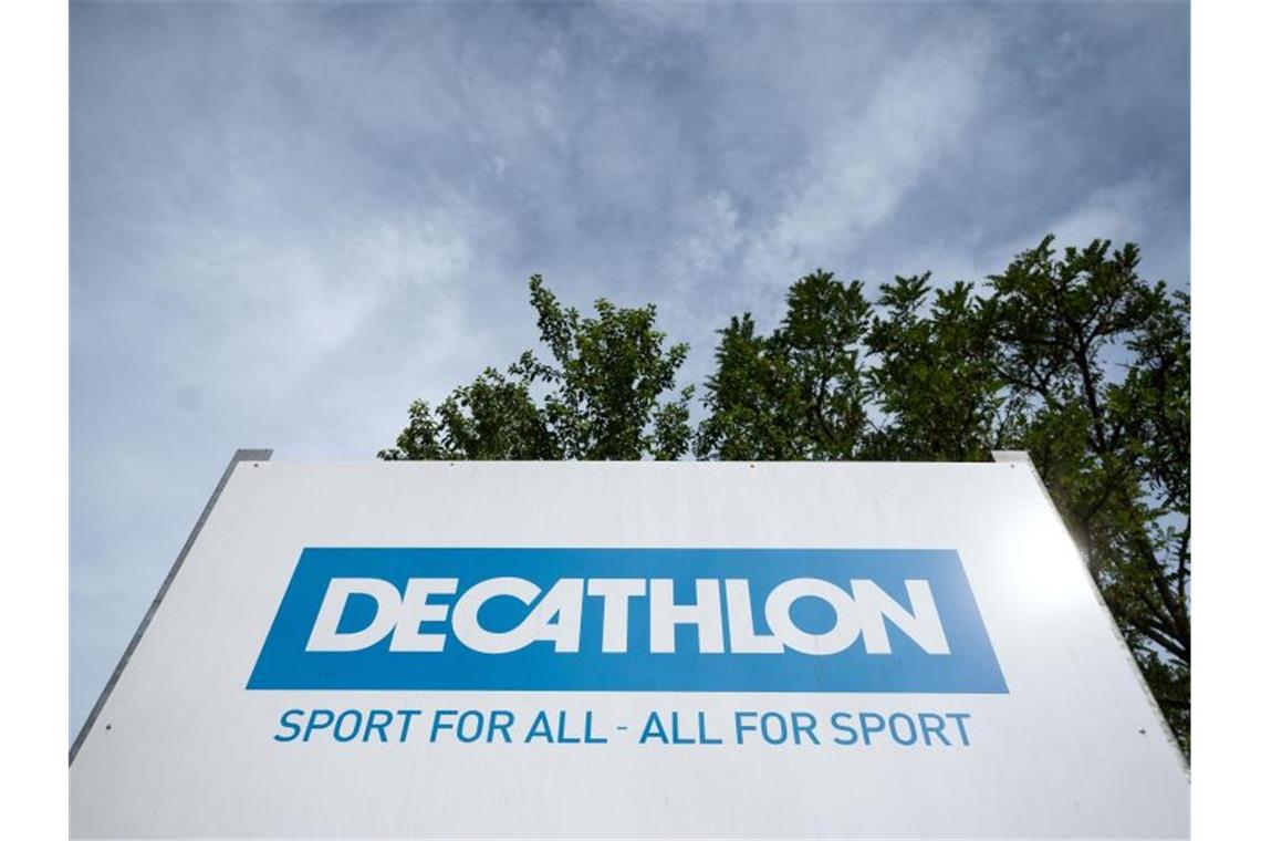 Das Logo des Sportartikelhändlers Decathlon. Foto: Marijan Murat/dpa/Archivbild