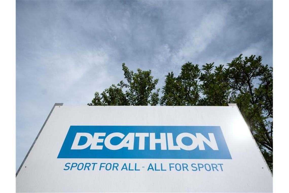 Decathlon baut Präsenz in Deutschland weiter aus Das Logo des Sportartikelhändlers Decathlon ist auf einem Schild zu sehen. Foto: Marijan Murat/dpa/Symbolbild