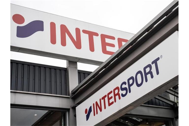 Das Logo des Sportartikelhändlers Intersport ist an einer Filialie zu sehen. Foto: Bernd Thissen/dpa/Archivbild