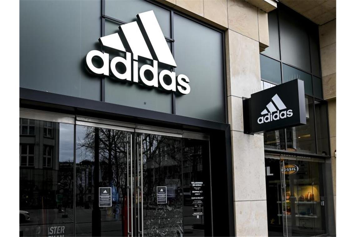 Das Logo des Sportartikelherstellers Adidas. Foto: Axel Heimken/dpa