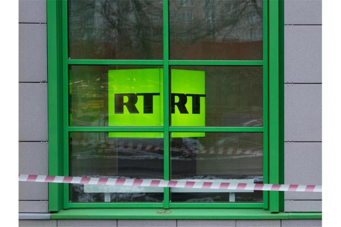 EU: Verbreitung von RT und Sputnik verboten Das Logo des staatlichen russischen TV-Senders „Russia Today“ (RT) in Moskau. Foto: Pavel Golovkin/AP/dpa
