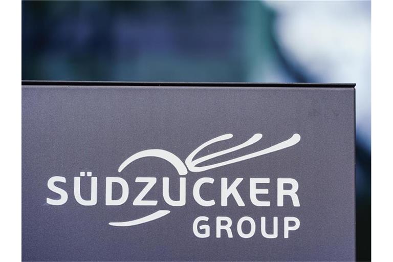 Das Logo des Südzucker-Konzerns am Eingang des Firmengebäudes in Mannheim. Foto: Uwe Anspach/dpa/Archivbild