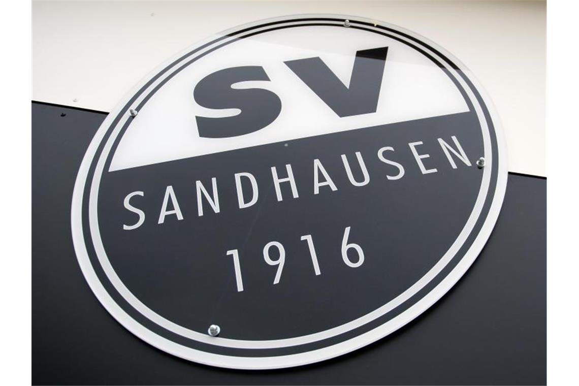 Das Logo des SV Sandhausen ist auf weißem und schwarzem Hintergriund zu sehen. Foto: Daniel Naupold/dpa