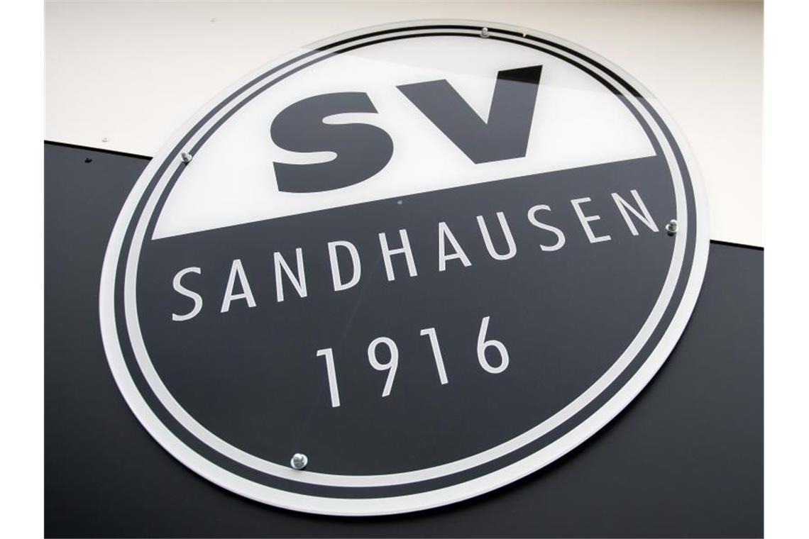 Förster-Wechsel nach Stuttgart hat SV Sandhausen geschwächt Das Logo des SV Sandhausen ist auf weißem und schwarzem Hintergriund zu sehen. Foto: Daniel Naupold/dpa