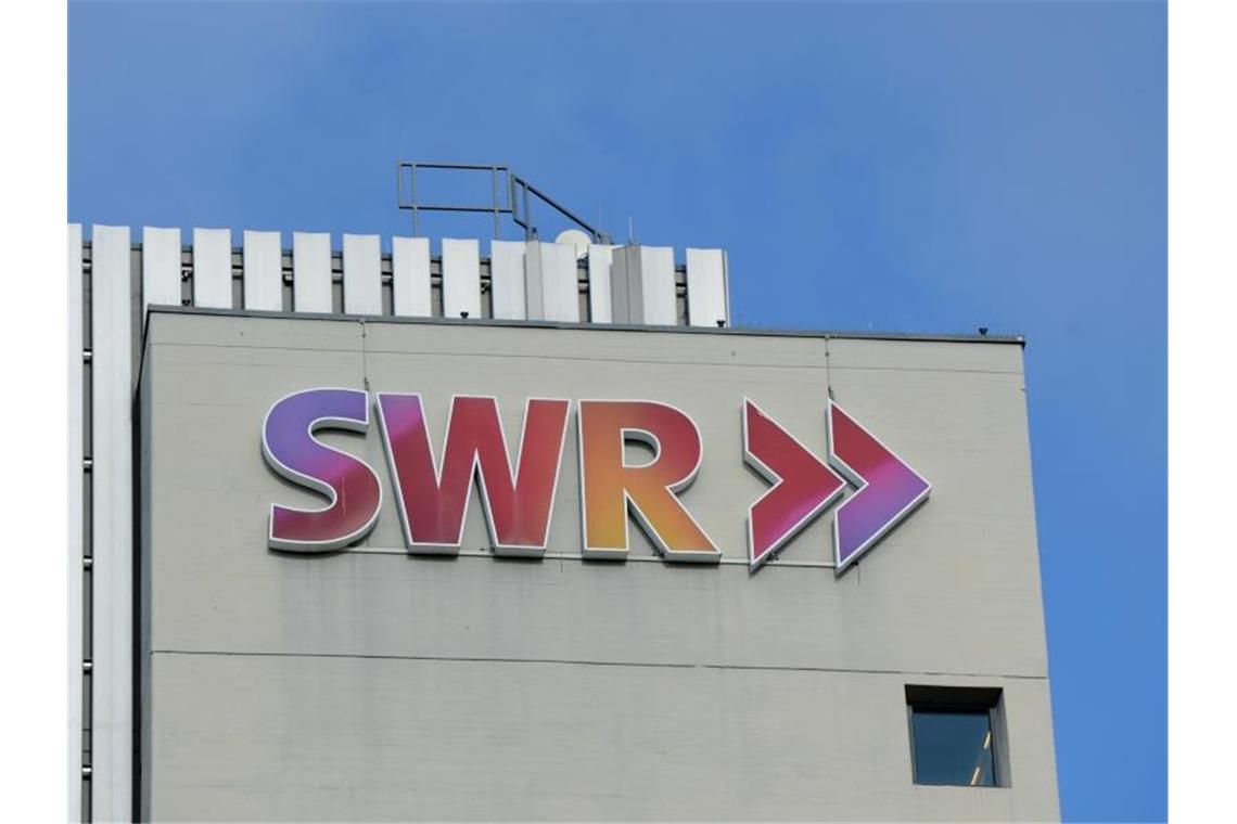 Das Logo des SWR am Funkhaus des Senders in Stuttgart. Foto: Franziska Kraufmann/dpa/Archivbild