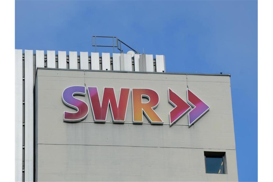 Das Logo des SWR am Funkhaus des Senders in Stuttgart. Foto: Franziska Kraufmann/Archivbild