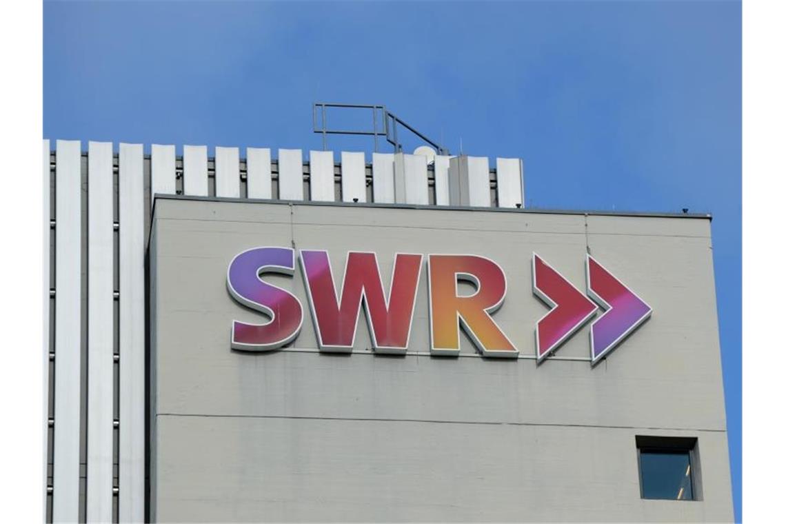 Das Logo des SWR ist am Funkhaus des Senders zu sehen. Foto: Franziska Kraufmann/Archiv