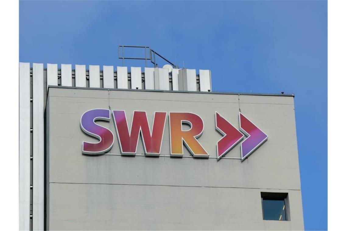 Das Logo des SWR ist am Funkhaus des Senders zu sehen. Foto: Franziska Kraufmann/dpa/Symbolbild