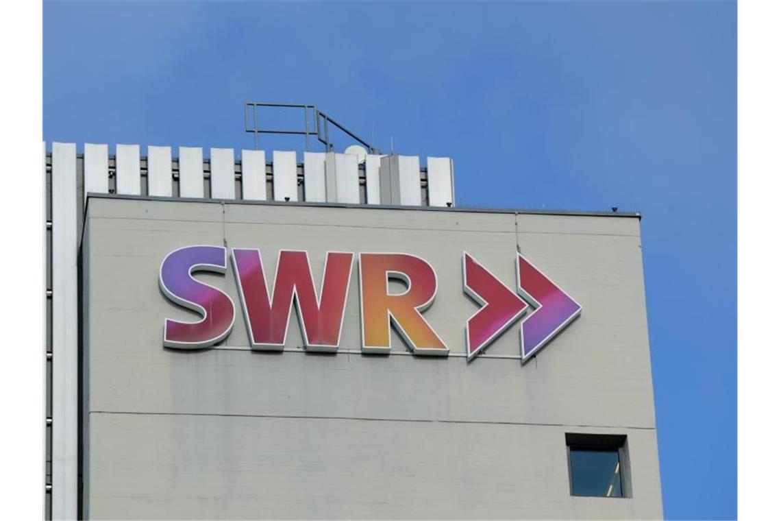 SWR bekommt auch zwei neue Programmdirektoren Das Logo des SWR ist auf einem Gebäude zu sehen. Foto: Franziska Kraufmann/Archivbild