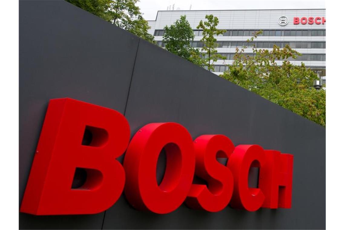 Technologiekonzern Bosch erhöht Bonus für Mitarbeiter Das Logo des Technikkonzerns Bosch ist vor der Konzernzentrale in Gerlingen zu sehen. Foto: picture alliance / Inga Kjer/dpa/Archivbild