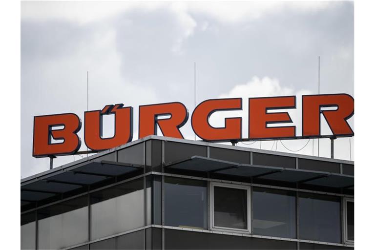 Das Logo des Teigwarenproduzenten Bürger GmbH & Co. KG ist auf eine Gebäude zu sehen. Foto: Marijan Murat/dpa/Archivbild
