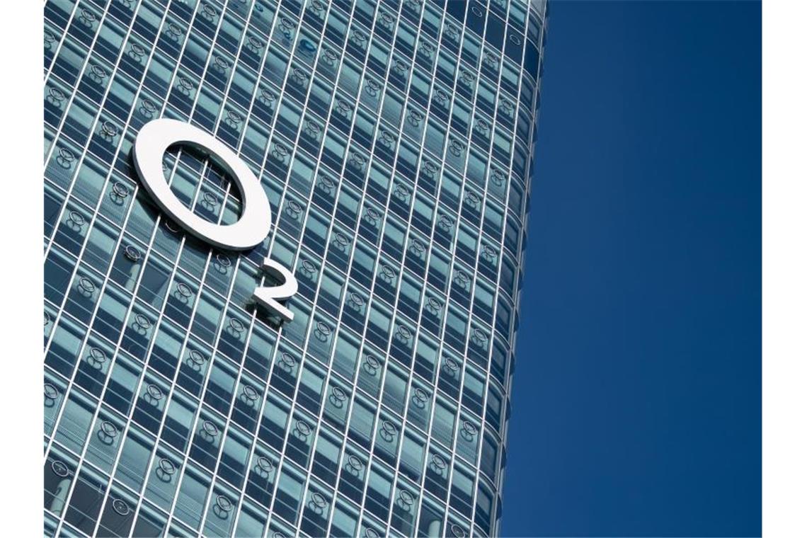 Das Logo des Telekommunikationsanbieters O2 ist an der Deutschlandzentrale am Uptown-Hochhaus zu sehen. O2 ist die Kernmarke von Telefonica Deutschland. Foto: Sven Hoppe/dpa