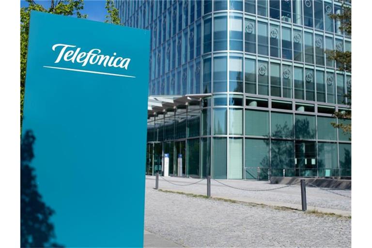 Das Logo des Telekommunikationsanbieters Telefonica ist auf einem Schild vor der Deutschlandzentrale am Uptown-Hochhaus in München zu sehen. Foto: Sven Hoppe/dpa