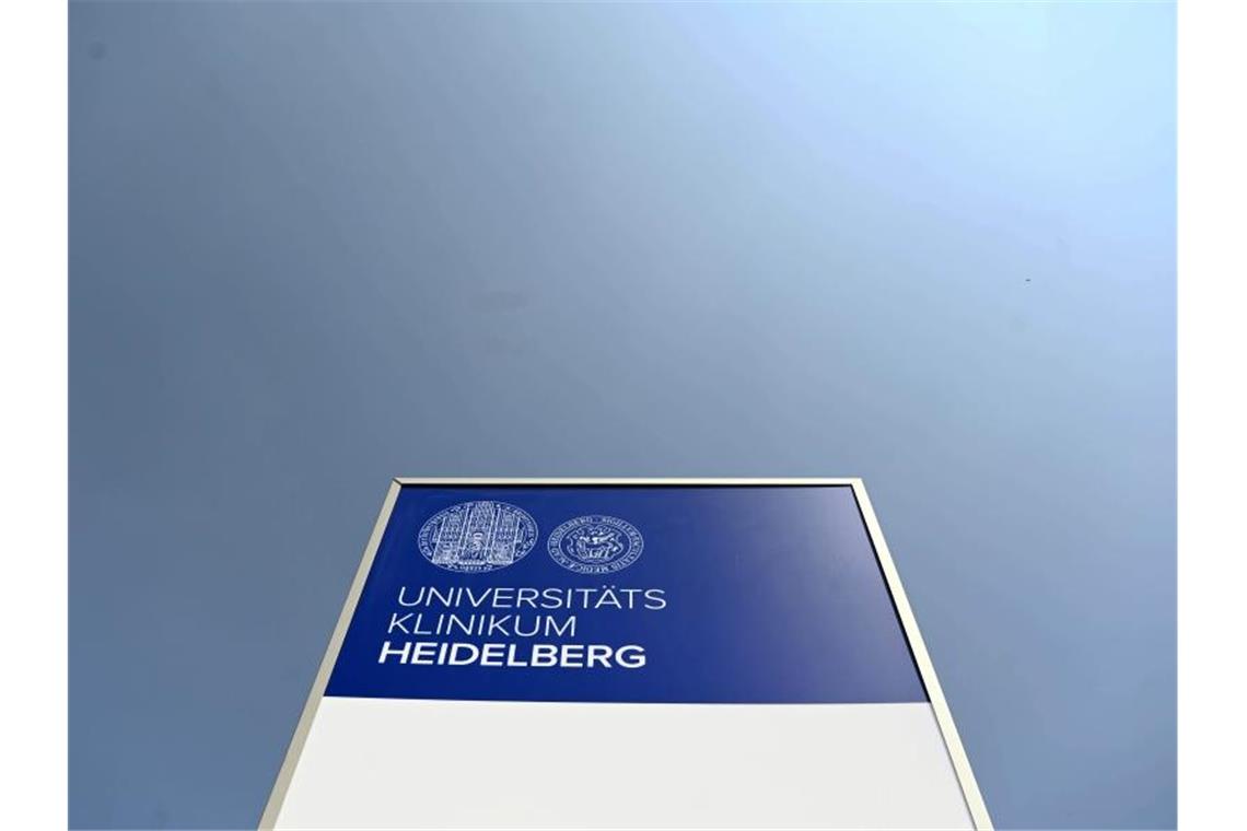 Das Logo des Uniklinikums Heidelberg. Foto: Uli Deck/dpa/Archivbild