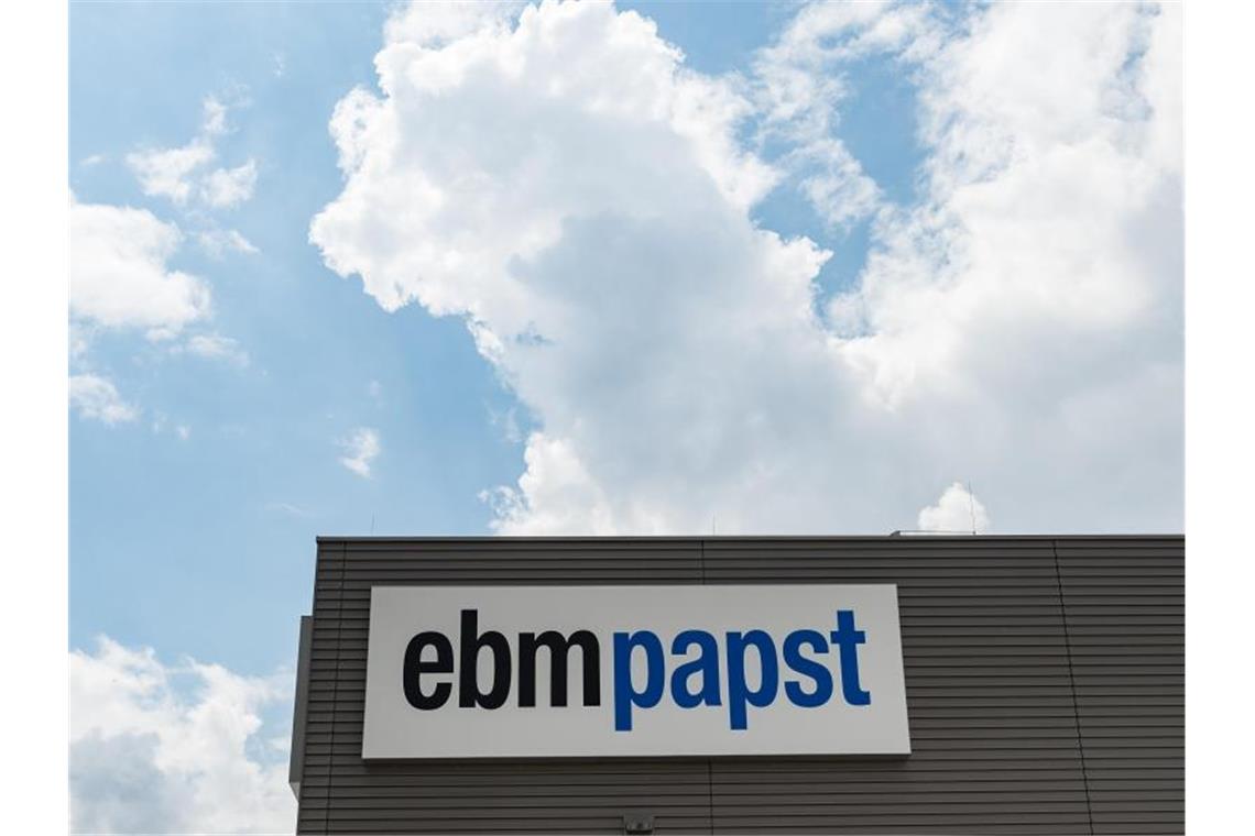 Das Logo des Unternehmens "ebm-papst". Foto: picture alliance / Daniel Maurer/dpa/Archivbild
