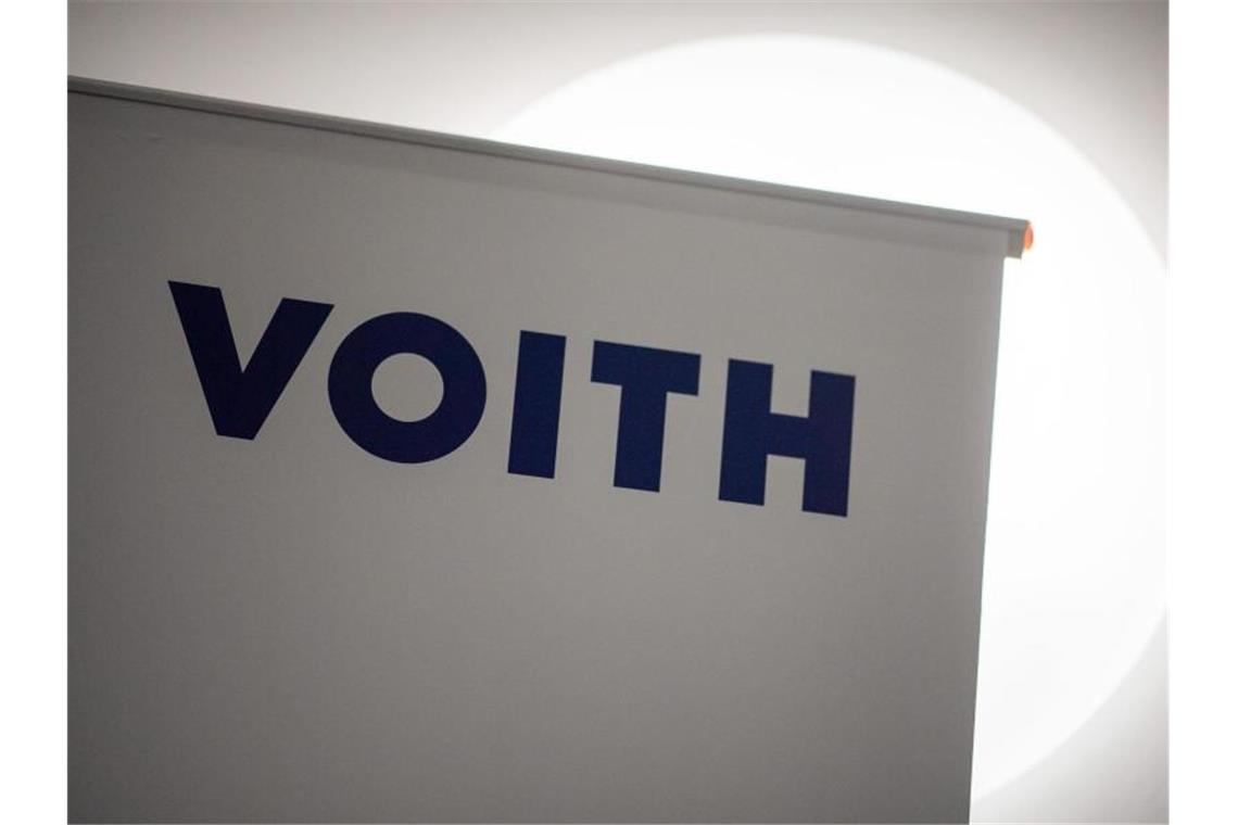 Das Logo des Unternehmens Voith steht auf einem Aussteller. Foto: Sebastian Gollnow/dpa/Symbolbild
