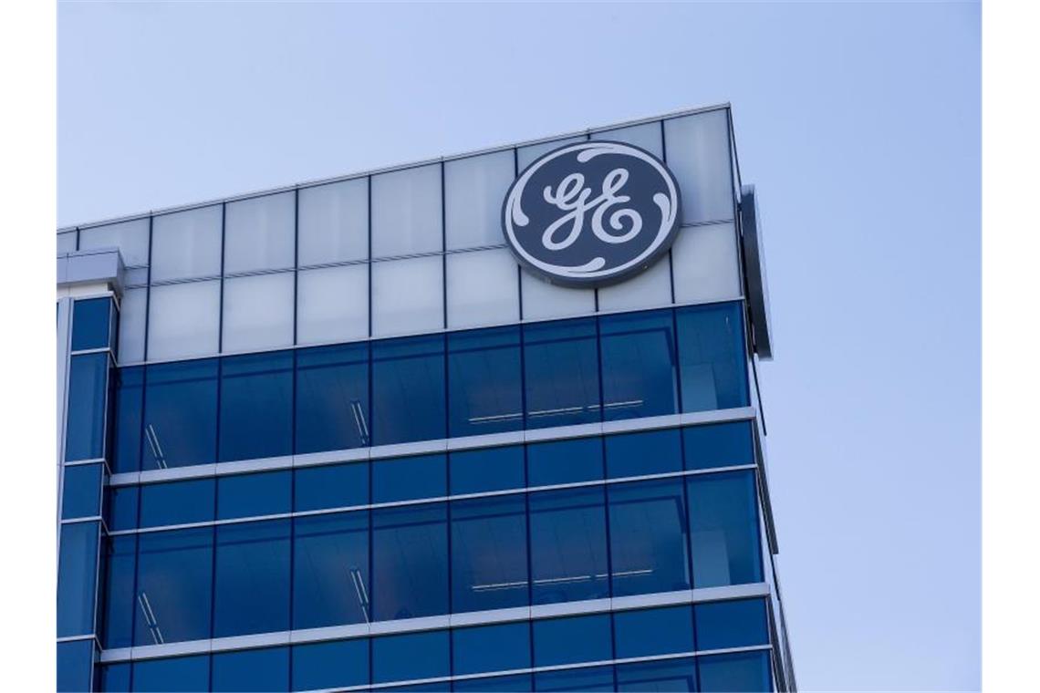 General Electric plant Aufspaltung in drei Unternehmen Das Logo des US-Industriekonzerns General Electric. Foto: John Minchillo/AP/dpa