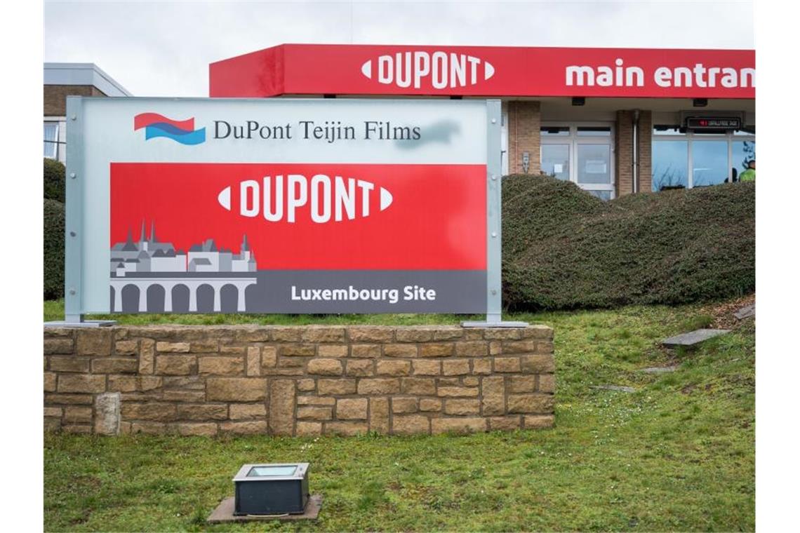 US-Spezialchemiekonzern Dupont richtet sich neu aus Das Logo des US-Unternehmens Dupont de Nemours (aufgenommen in Luxemburg). Foto: Oliver Dietze/dpa