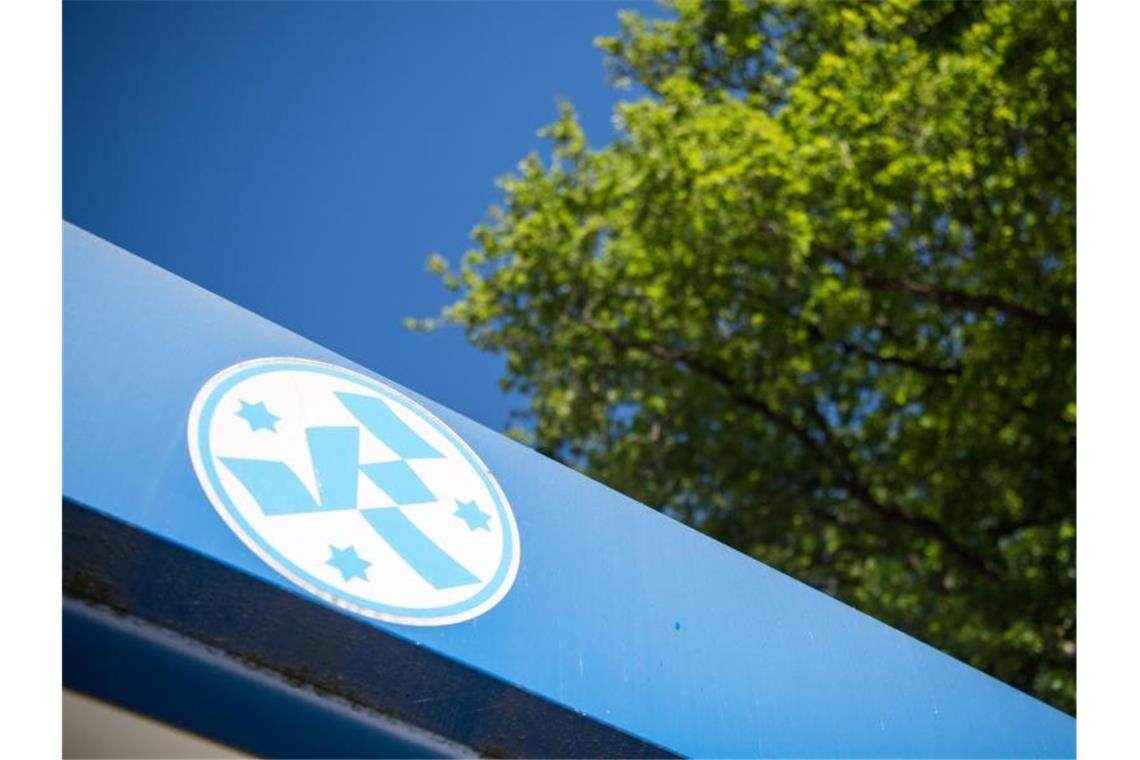 Oberliga-Fußball in Corona-Krise? Kickers wollen Klarheit Das Logo des Vereins Stuttgarter Kickers an einem Dach auf dem Trainingsgelände. Foto: Sebastian Gollnow/dpa/Archivbild