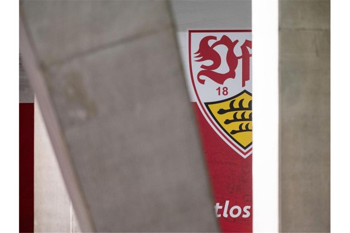 Zoff und offene Fragen: Trotzt der VfB der Führungskrise? Das Logo des VfB Stuttgart ist am Fan-Shop des Bundesligisten zu sehen. Foto: Marijan Murat/dpa