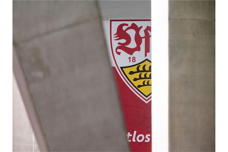 Das Logo des VfB Stuttgart ist am Fan-Shop des Bundesligisten zu sehen. Foto: Marijan Murat/dpa/Archivbild