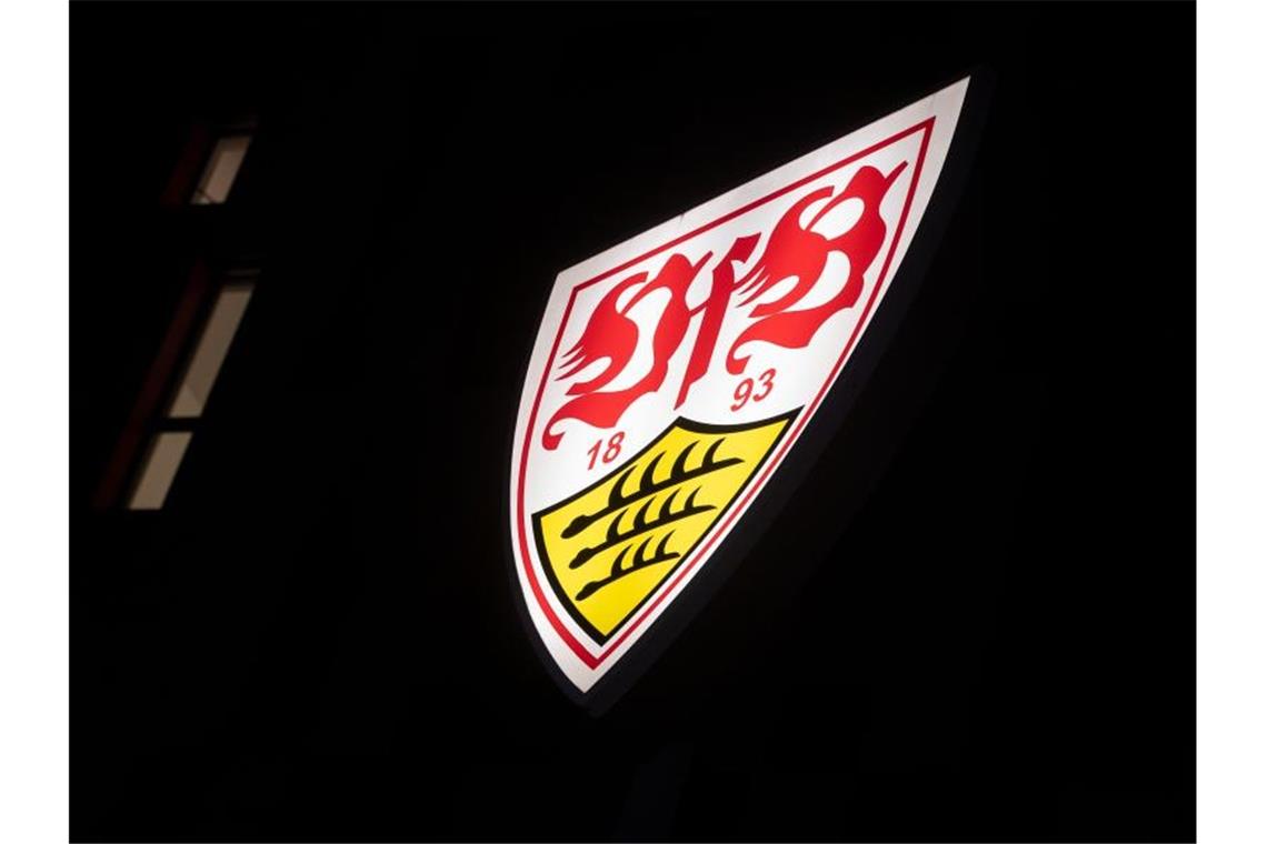 Das Logo des VfB Stuttgart ist an der Geschäftsstelle zu sehen. Foto: Marijan Murat/dpa/Archivbild
