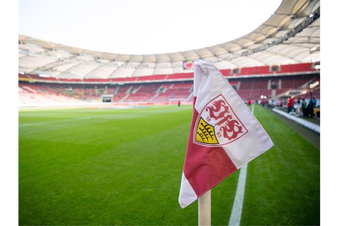 Bislang 17.000 Tickets für Bundesliga-Start des VfB verkauft Das Logo des VFB Stuttgart ist auf einer Eckfahne zu sehen. Foto: Sebastian Gollnow/dpa/Archivbild