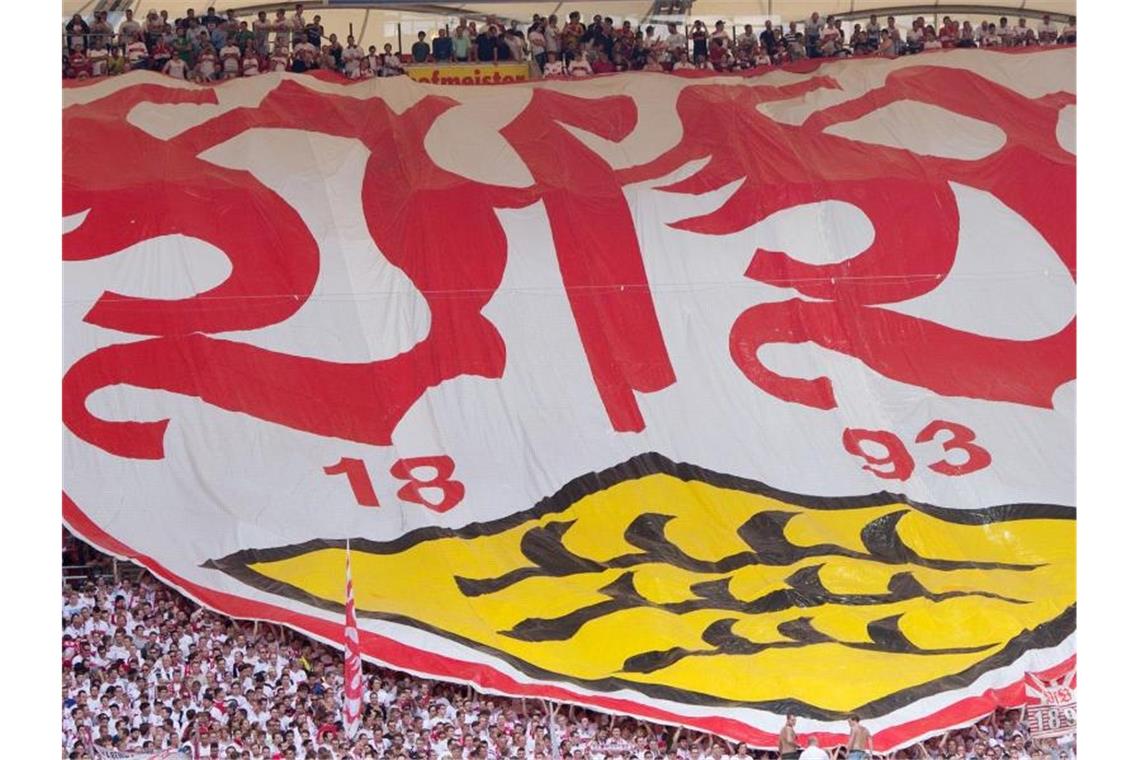 Das Logo des VfB Stuttgart ist zu sehen. Foto: Sebastian Kahnert/dpa/Archivbild