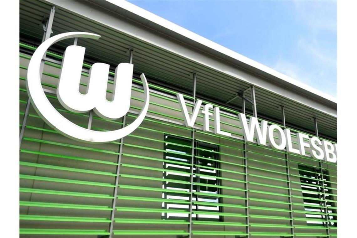 Das Logo des VfL Wolfsburg. Foto: Hauke-Christian Dittrich/dpa/Archivbild