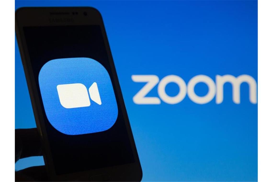 Karlsruhe: Zoom kauft Spezialisten für Übersetzungs-Software Das Logo des Videokonferenzdienstes Zoom ist auf einem Smartphone-Bildschirm (l) zu sehen. Foto: Andre M. Chang/ZUMA Wire/dpa/Symbolbild