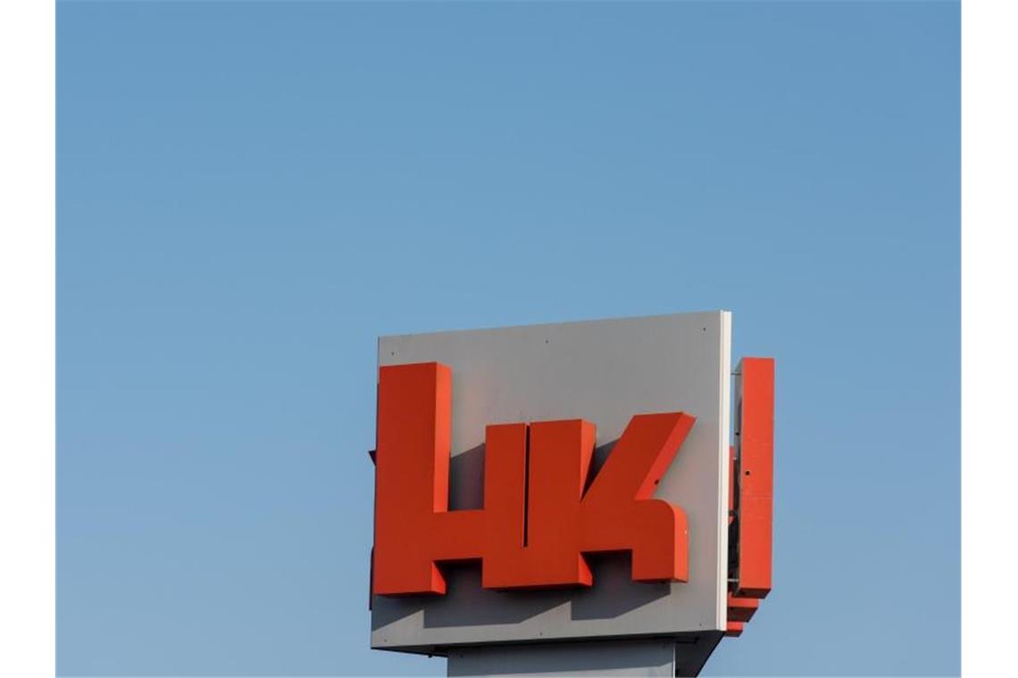 Das Logo des Waffenherstellers Heckler & Koch. Foto: Patrick Seeger/dpa/Archivbild