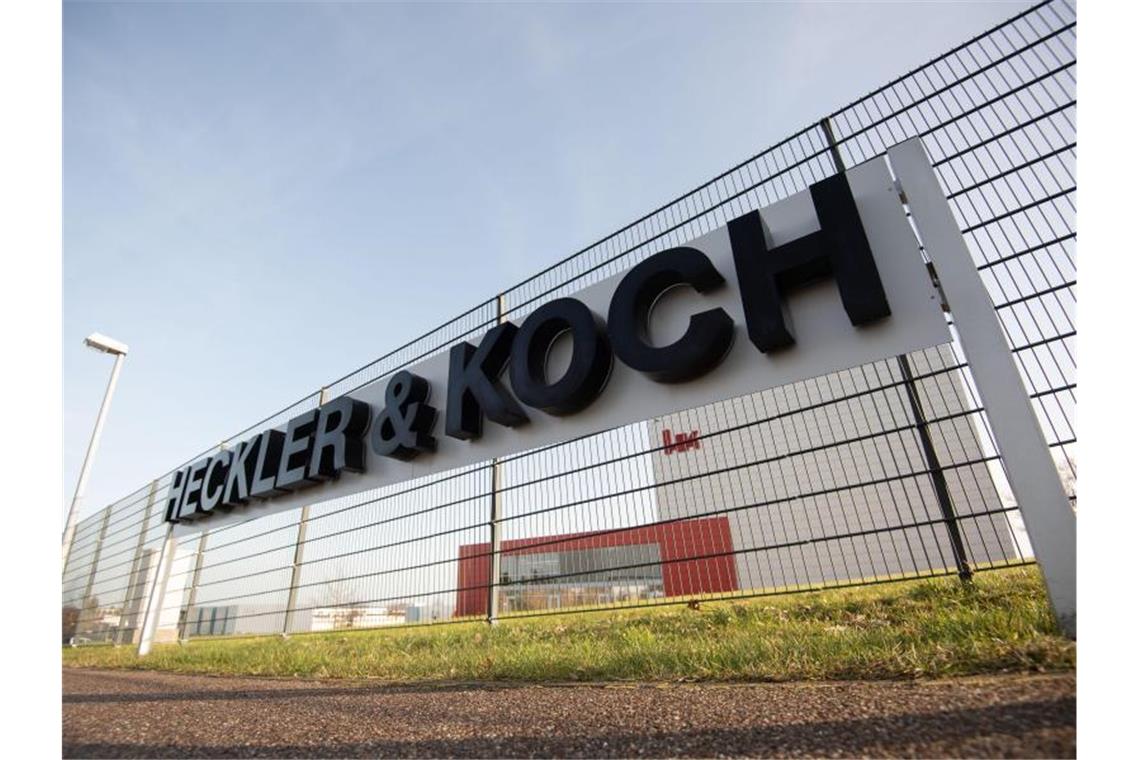 Heckler & Koch peilt 2020 leichtes Umsatzwachstum an Das Logo des Waffenherstellers Heckler & Koch ist vor dem Firmengelände des Unternehmens zu sehen. Foto: Marijan Murat/Archivbild