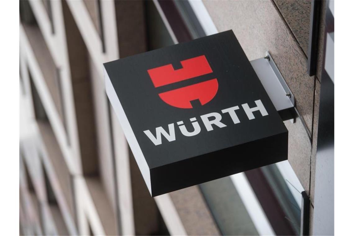 Klage gegen Betriebsratswahl bei Würth: Gericht entscheidet Das Logo des Werkzeug-Handelskonzerns Würth ist über dem Eingang eines Würth-Shops angebracht. Foto: Marijan Murat/dpa/Archivbild