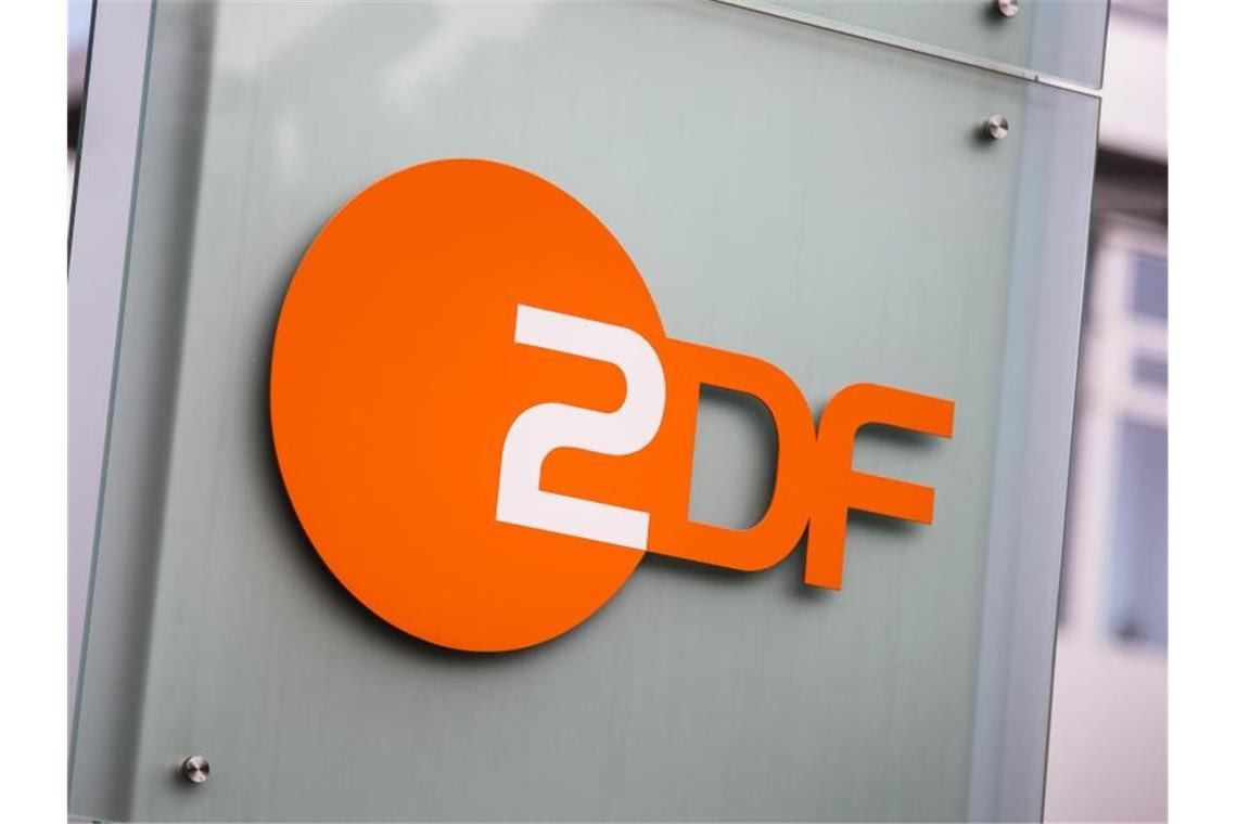 ZDF: „Sportler des Jahres“ findet trotz Corona statt Das Logo des ZDF ist am Gebäude des Senders angebracht. Foto: Andreas Arnold/dpa/Archivbild