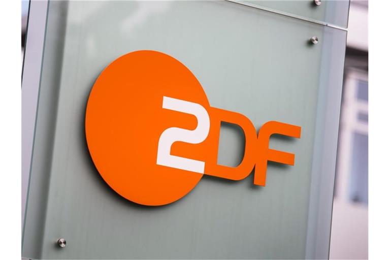 Das Logo des ZDF ist am Gebäude des Senders angebracht. Foto: Andreas Arnold/dpa/Archivbild