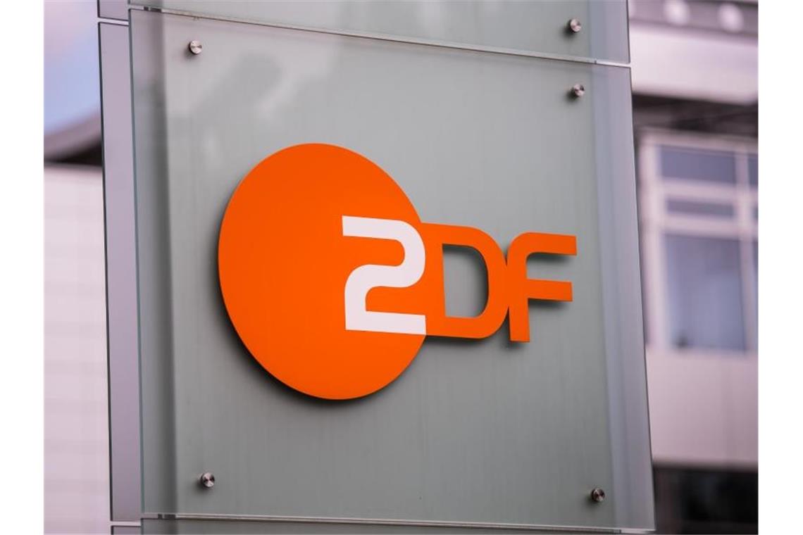 Das Logo des ZDF ist auf einer Säule angebracht. Foto: Andreas Arnold/dpa/Archivbild