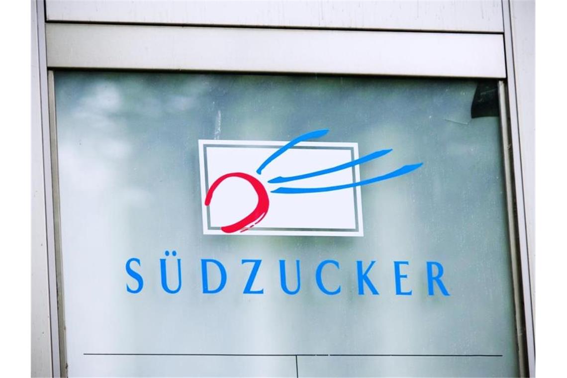 Das Logo des Zuckerproduzenten Südzucker ist an einem Bürogebäude zu sehen. Foto: picture alliance / dpa/Archivbild