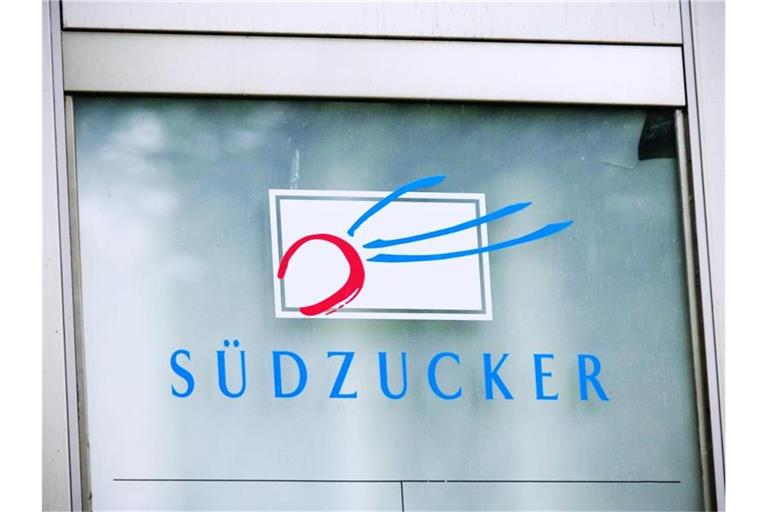 Das Logo des Zuckerproduzenten Südzucker ist an einem Bürogebäude zu sehen. Foto: picture alliance / dpa/Archivbild